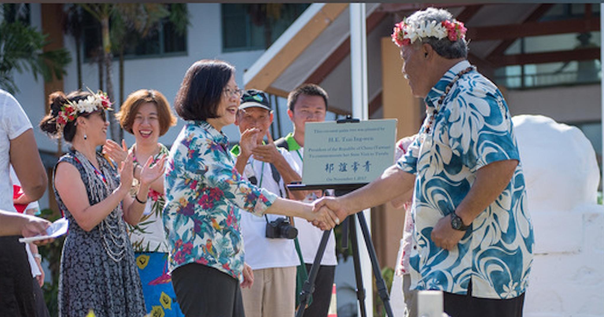 President Tsai and Tuvalu Prime Minister Sopoaga plant a coconut seedling, symbolizing the close friendship between Taiwan and Tuvalu.